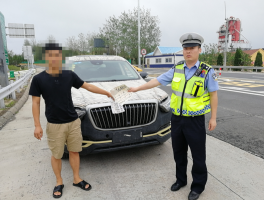临时号牌上高速怎样拿卡片上车呢